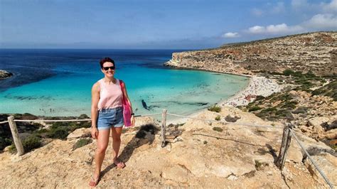 Skaidri jūra aplink Isola dei Conigli su matomu dugnu