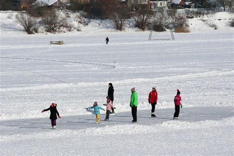 Vaikai čiuožia ant ledo