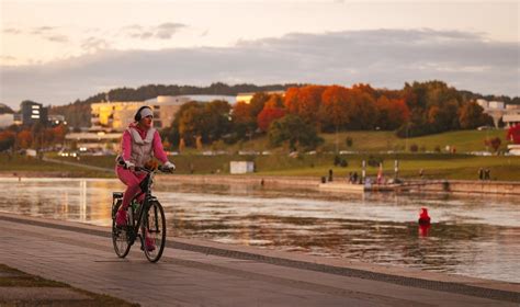 šeima važiuoja dviračiu