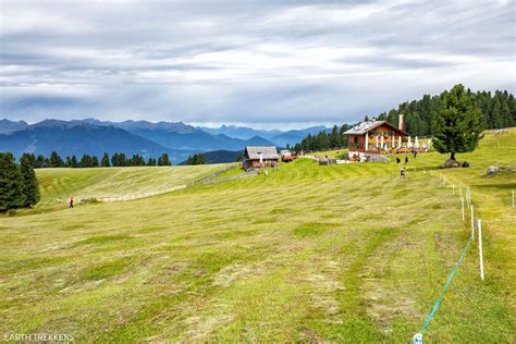 Karvės ganosi pievoje prie Malga Casnago
