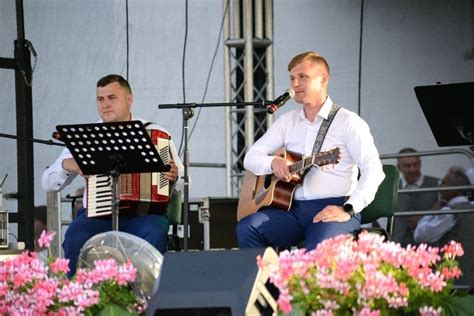 Tananai scenoje su gitara