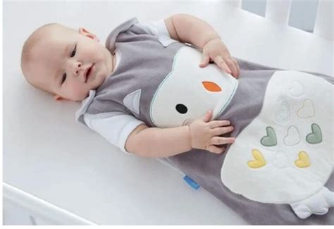 bambino che dorme in un sacco nanna