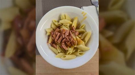 Vaikas valgo pastą su daržovių padažu