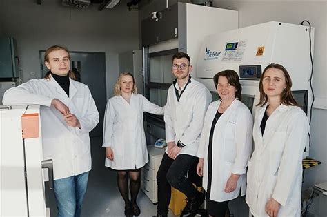 Mokslininkai dirba laboratorijoje