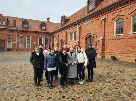 Moterų grupė, dirbanti su kompiuteriais senoviniame biure