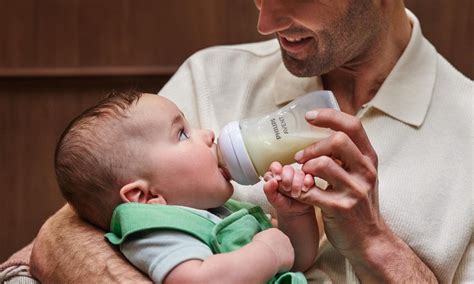 naujagimis, kurį maitina iš buteliuko