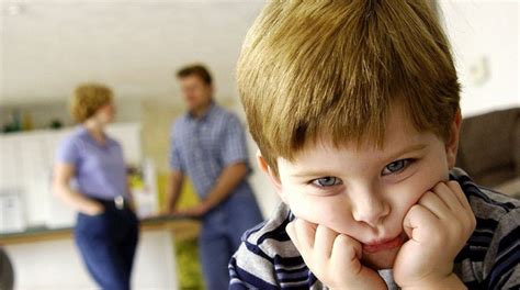 vaikas, kuriam tėvai padeda atsirūgti