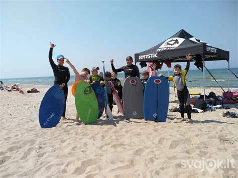 Nėščios moters siluetas ant jūros kranto