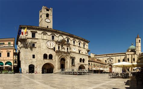 Vaizdas į Piazza del Popolo Ascoli mieste