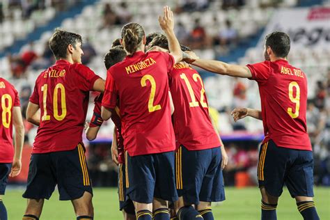 Švedijos rinktinės žaidėjai švenčia įvartį