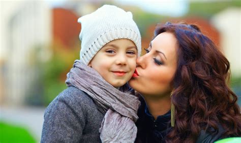 Globėjas kalbasi su mama ir vaiku