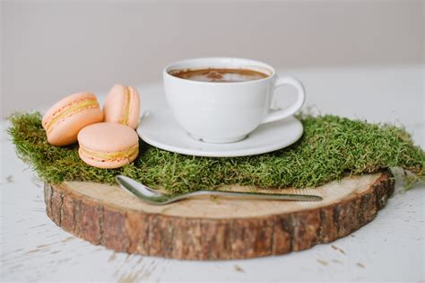 Jaukus kavos puodelis ir pyragaičiai ant stalo