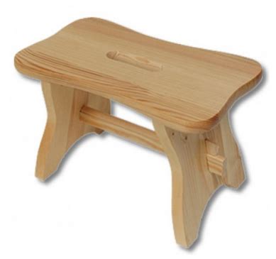 Artėjantis vaizdas ant medinės kėdutės sėdinčio vaiko