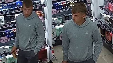 Simbolinė nuotrauka: asmuo ieško prekių internetinėje parduotuvėje