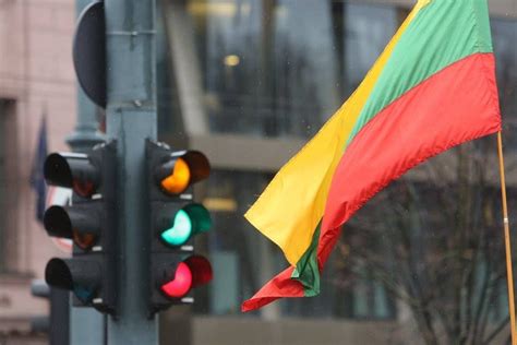 Tėvas su kūdikiu ant rankų