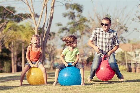 vaikas laimingas žaidžiantis su tėvais