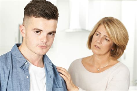 tėvai ir paauglys bendrauja