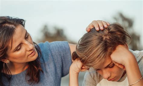 vaikas su tėvais gamina maistą