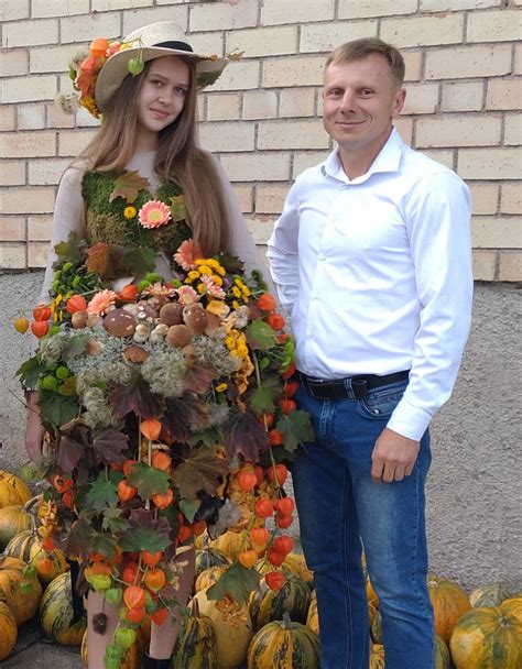 Moteris lininėje suknelėje vasaros šventėje