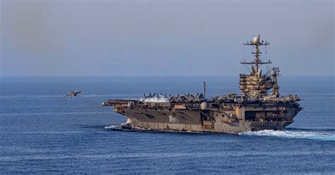 Siauras laivas plaukia link Isola Grande