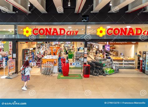 Conad City parduotuvės vitrina su akcijų skelbimais
