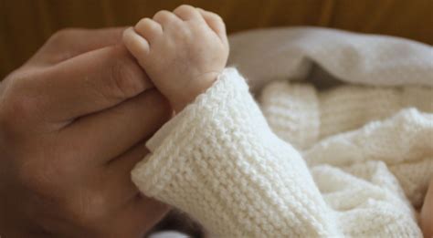 naujagimis ant mamos krūtinės