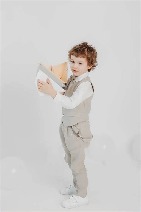 vaikas su džinsine liemene ir džinsais