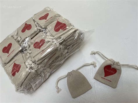 Įvairūs lininiai maišeliai su skirtingais raštais