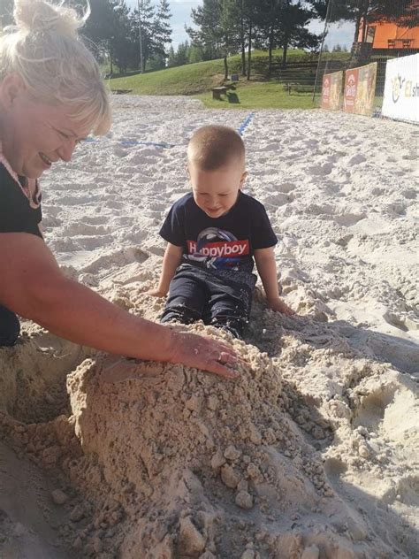 Vaikai statantys smėlio pilis