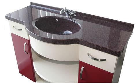 Skirtingų formų ir dydžių plastikiniai praustuvai