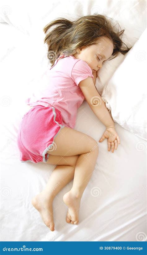 bambino che dorme serenamente