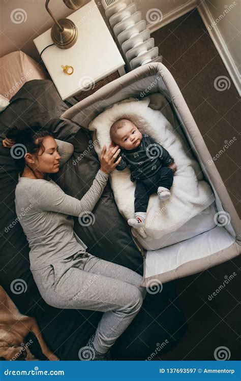 madre che culla il suo bambino