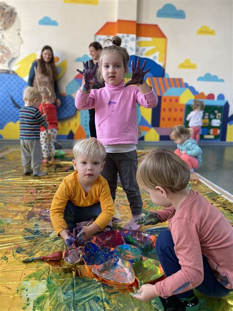 vaikai kartu kuria kažką meninio