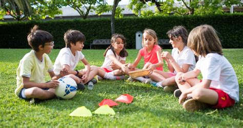 vaikai žaidžia su konstruktoriumi