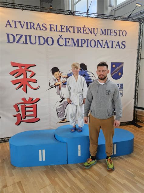 Dziudo varžybų diagrama, rodanti skirtingas pozicijas ir galimus vertinimus.