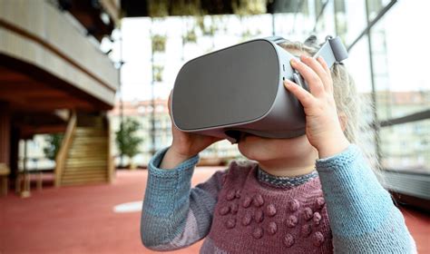 Dizainas, vaizduojantis vaikus, naudojantis VR akinius lopšelyje