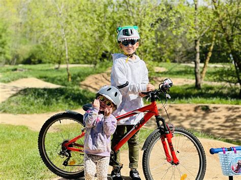 vaikas galinėje dviračio kėdutėje