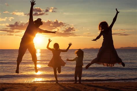 Šeima su kūdikiu nešynėlėje