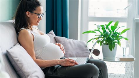 nėščia moteris naudojasi kompiuteriu