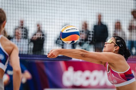 Išblaškyta moteris, sėdinti tarp dviejų krypčių