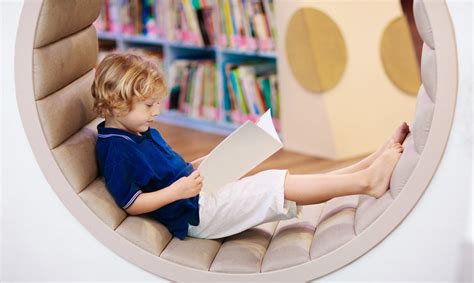 vaikas skaito knygą pradinukas