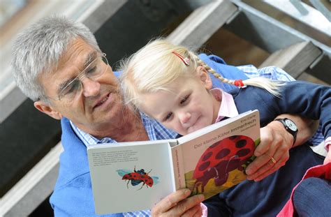 paauglys skaito knygą