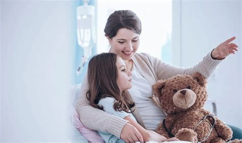 Motina, dainuojanti lopšinę kūdikiui