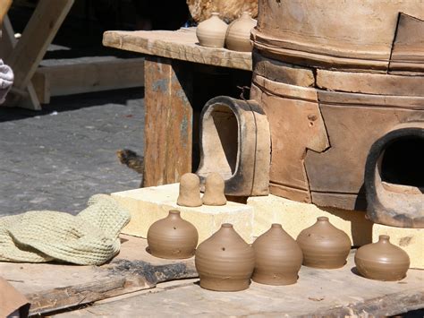 Įvairūs tautodailės dirbiniai, galintys būti naudojami kaip lopšelio puošmena