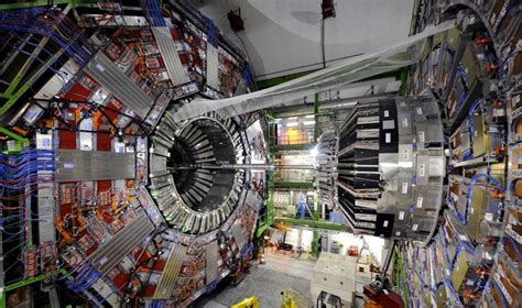 Didžiojo hadronų priešpriešinių srautų greitintuvo (LHC) detektorių schemos