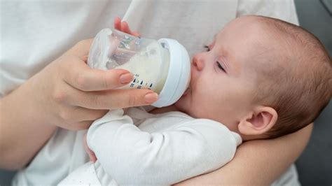 Kūdikis geria pieną