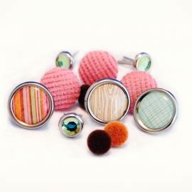 Scrapbooking technikos elementai: popierius, juostelės, sagos, karoliukai