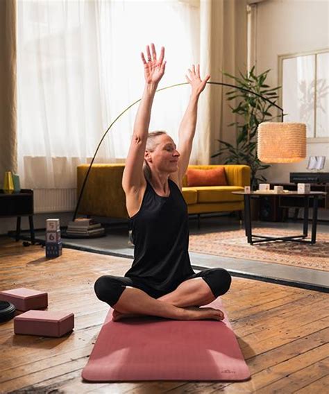 Moteris, praktikuojanti jogą gamtoje