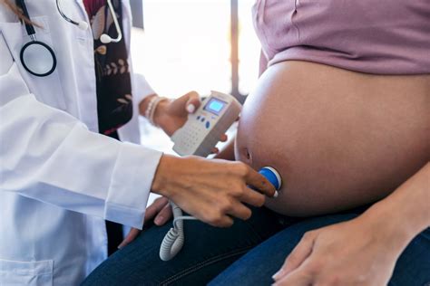 moteris naudojanti fetal doppler pilvo srityje