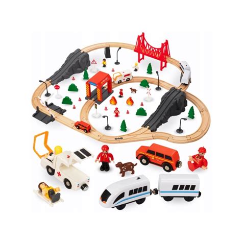 Detalė su mediniais vertikaliais elementais darželio fasade